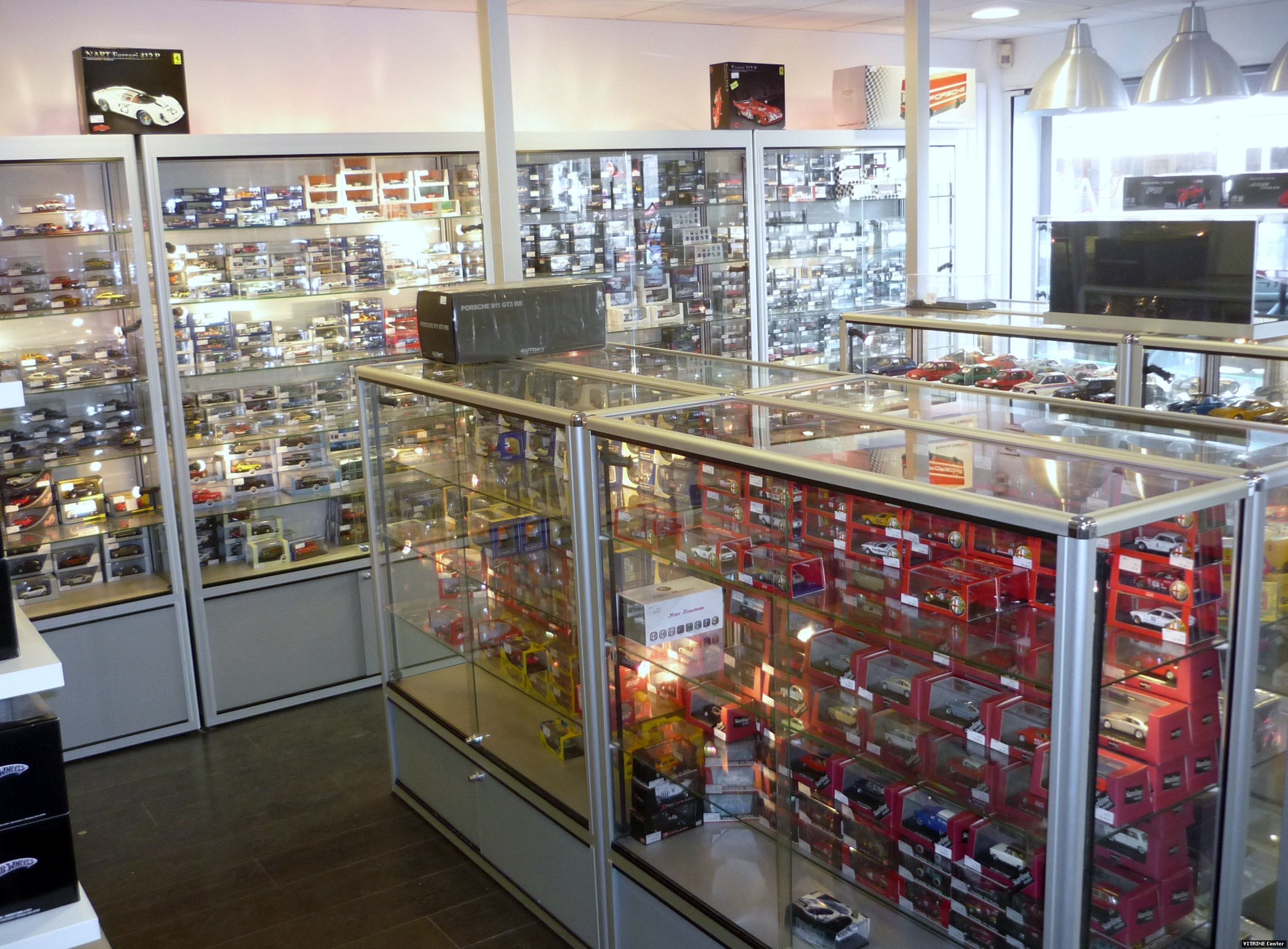 Vitrines hautes & vitrine basses boutique de miniatures auto