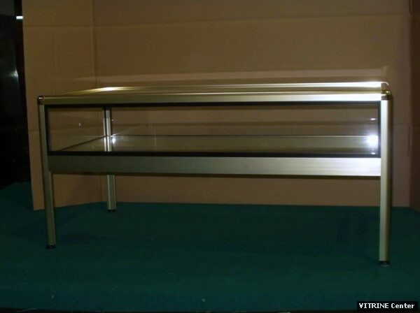 vitrine table en aluminium et en verre