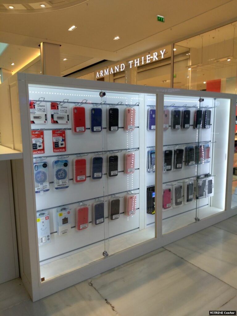 Vitrine comptoir avec fond rainurer pour magasin téléphonie